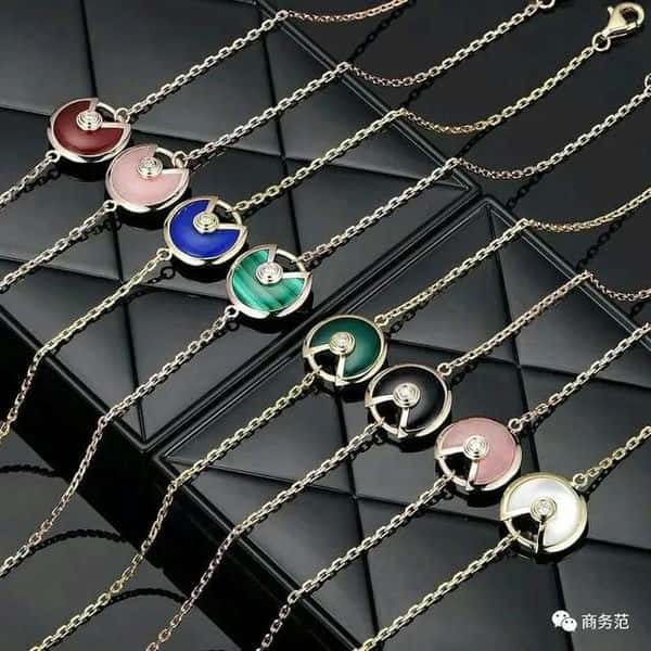 梵克雅宝 四叶草项链 手链(梵克雅宝四叶草手链)