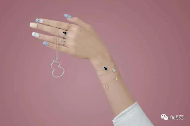 梵克雅宝 四叶草项链 手链(梵克雅宝四叶草手链)