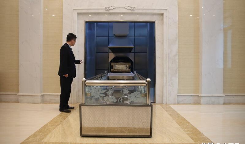 晚上殡仪馆有人上班吗(殡仪馆晚上有人吗)