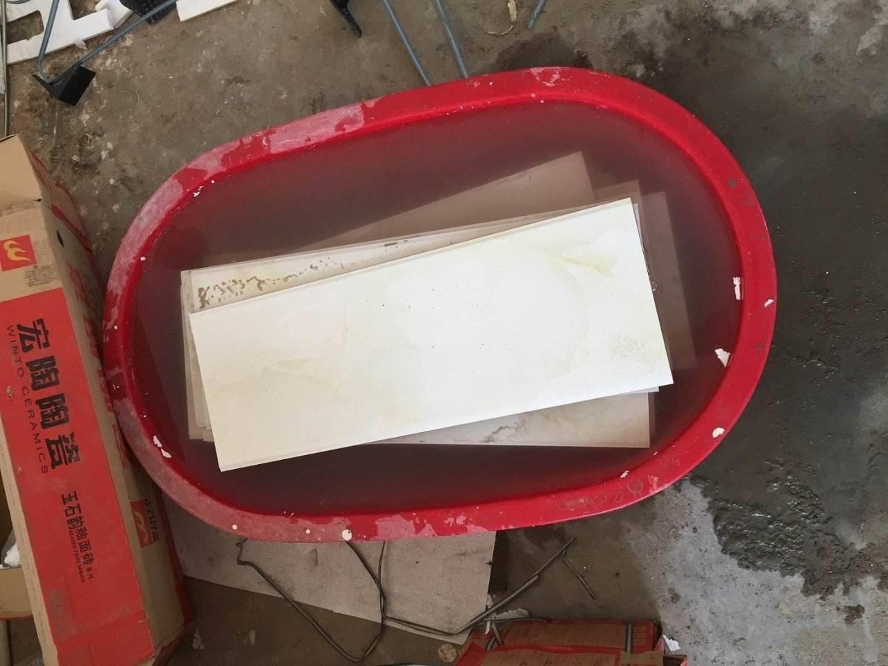 泡水瓷砖和不泡水瓷砖哪种好(瓷砖泡水和不泡水的区别)