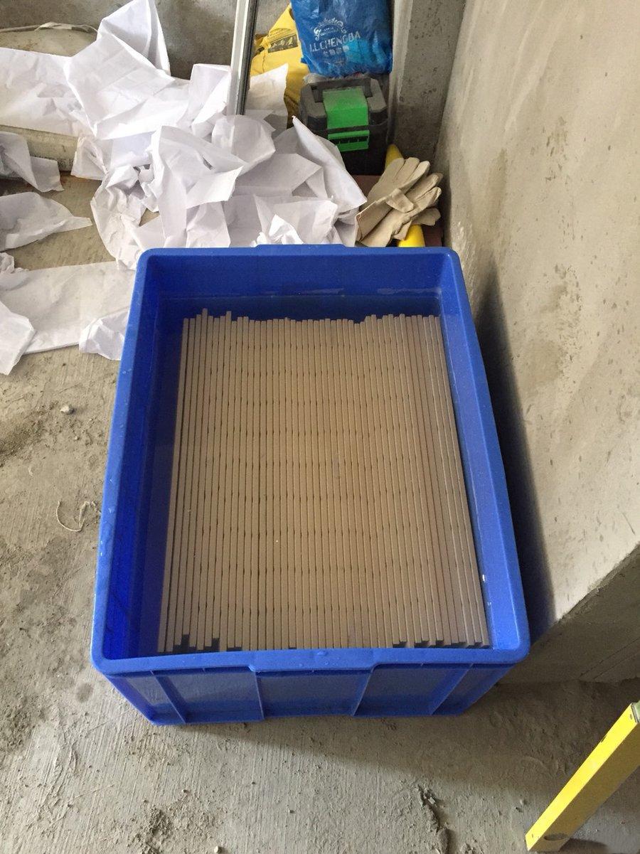 泡水瓷砖和不泡水瓷砖哪种好(瓷砖泡水和不泡水的区别)