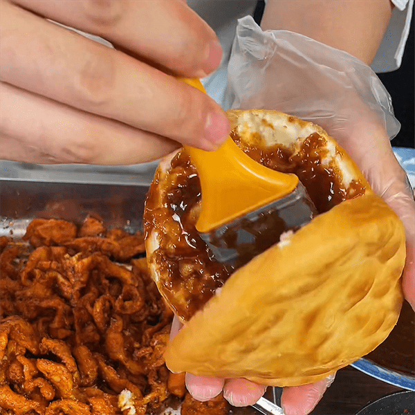 里脊肉是鸡肉吗(路边摊的饼夹里脊肉是啥肉)