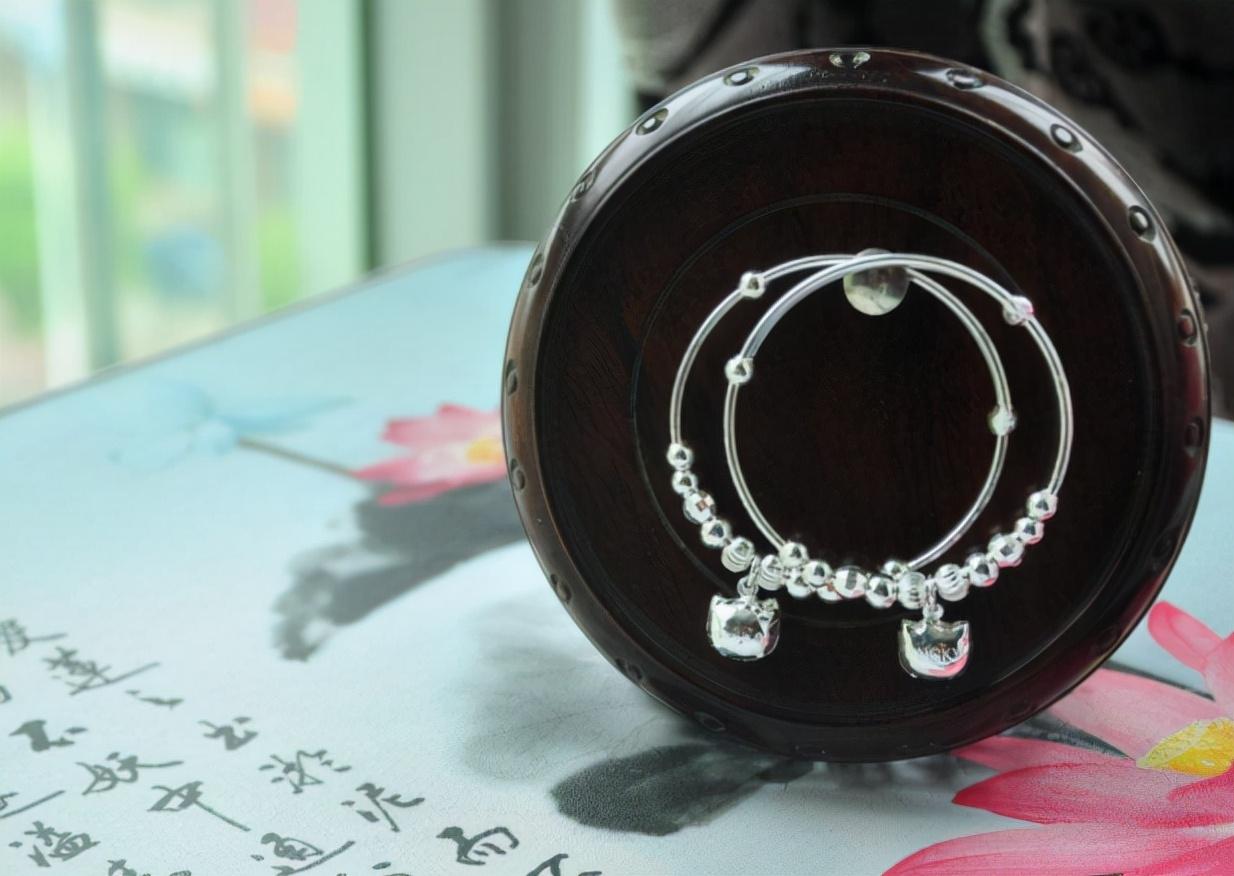 佩戴银饰品对身体有什么好处(银饰品对身体的六大功效)