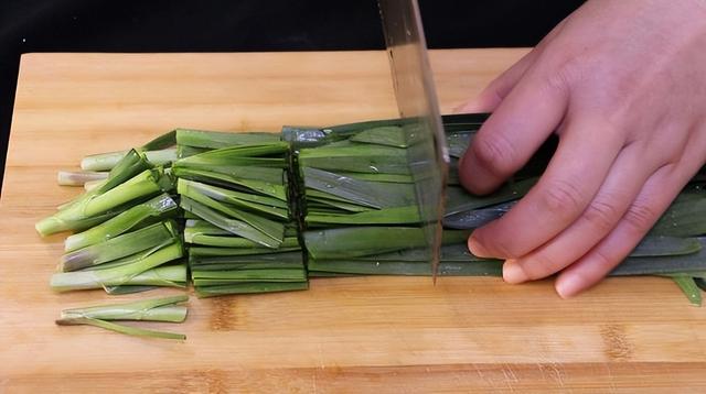 春季家常菜谱大全100款(建议多吃这5样家常菜)(2)