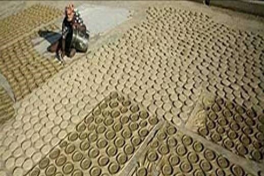 非洲饥荒罕见照,大人小孩都瘦得吓人,日常吃黄泥饼、牛粪充饥