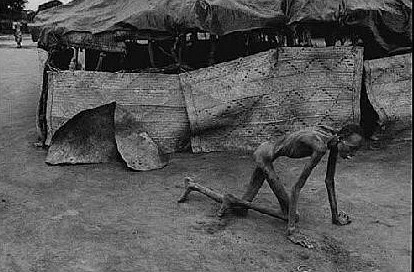 非洲饥荒罕见照,大人小孩都瘦得吓人,日常吃黄泥饼、牛粪充饥