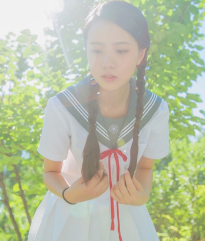 蒋佳恩五官精致气质甜美,有种淳朴恬静美萌感,婉约温存古典质美