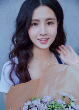 蒋佳恩五官精致气质甜美,有种淳朴恬静美萌感,婉约温存古典质美