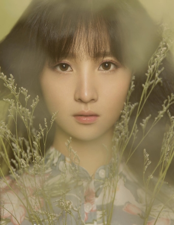 蒋佳恩五官精致气质甜美,有种淳朴恬静美萌感,婉约温存古典质美