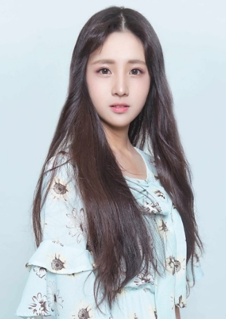 蒋佳恩五官精致气质甜美,有种淳朴恬静美萌感,婉约温存古典质美