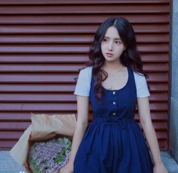 蒋佳恩五官精致气质甜美,有种淳朴恬静美萌感,婉约温存古典质美