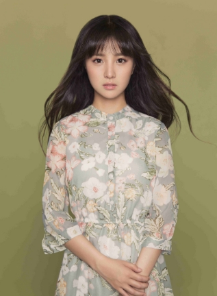 蒋佳恩五官精致气质甜美,有种淳朴恬静美萌感,婉约温存古典质美