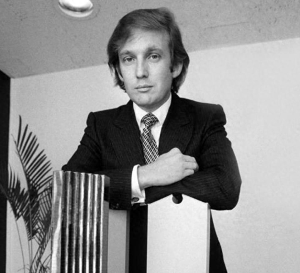 图揭特朗普年轻时的罕见照,那时候的他也是个帅小伙