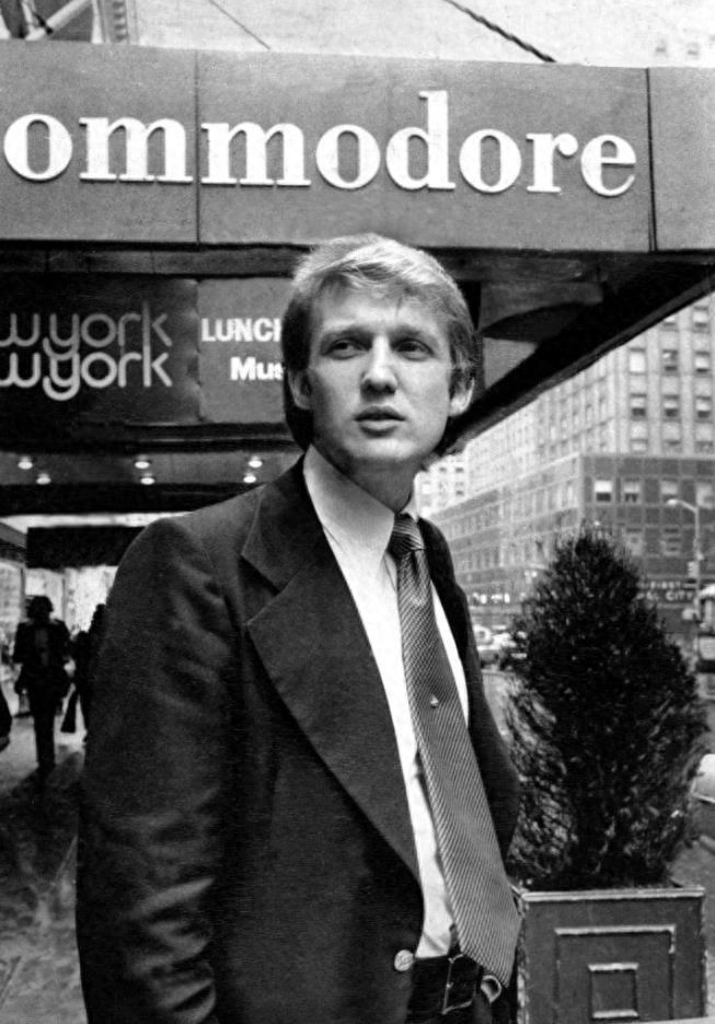 图揭特朗普年轻时的罕见照,那时候的他也是个帅小伙