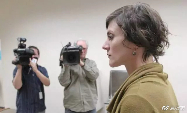 女儿雷切我在法庭上道述母亲死后父亲的失常动作