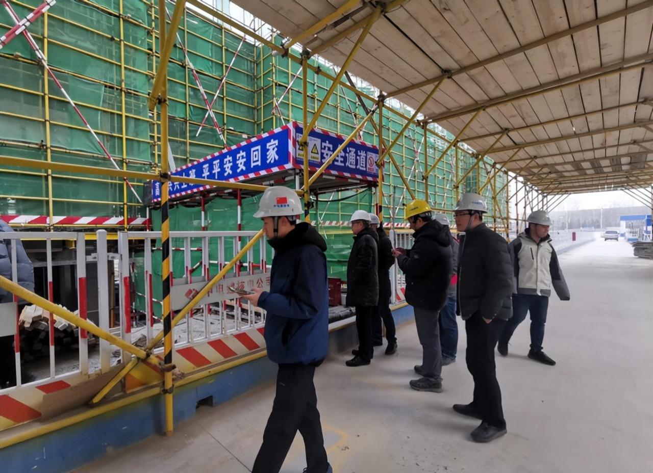 红帽子白帽子黄帽子蓝帽子区别(工地安全帽颜色代表什么身份)-