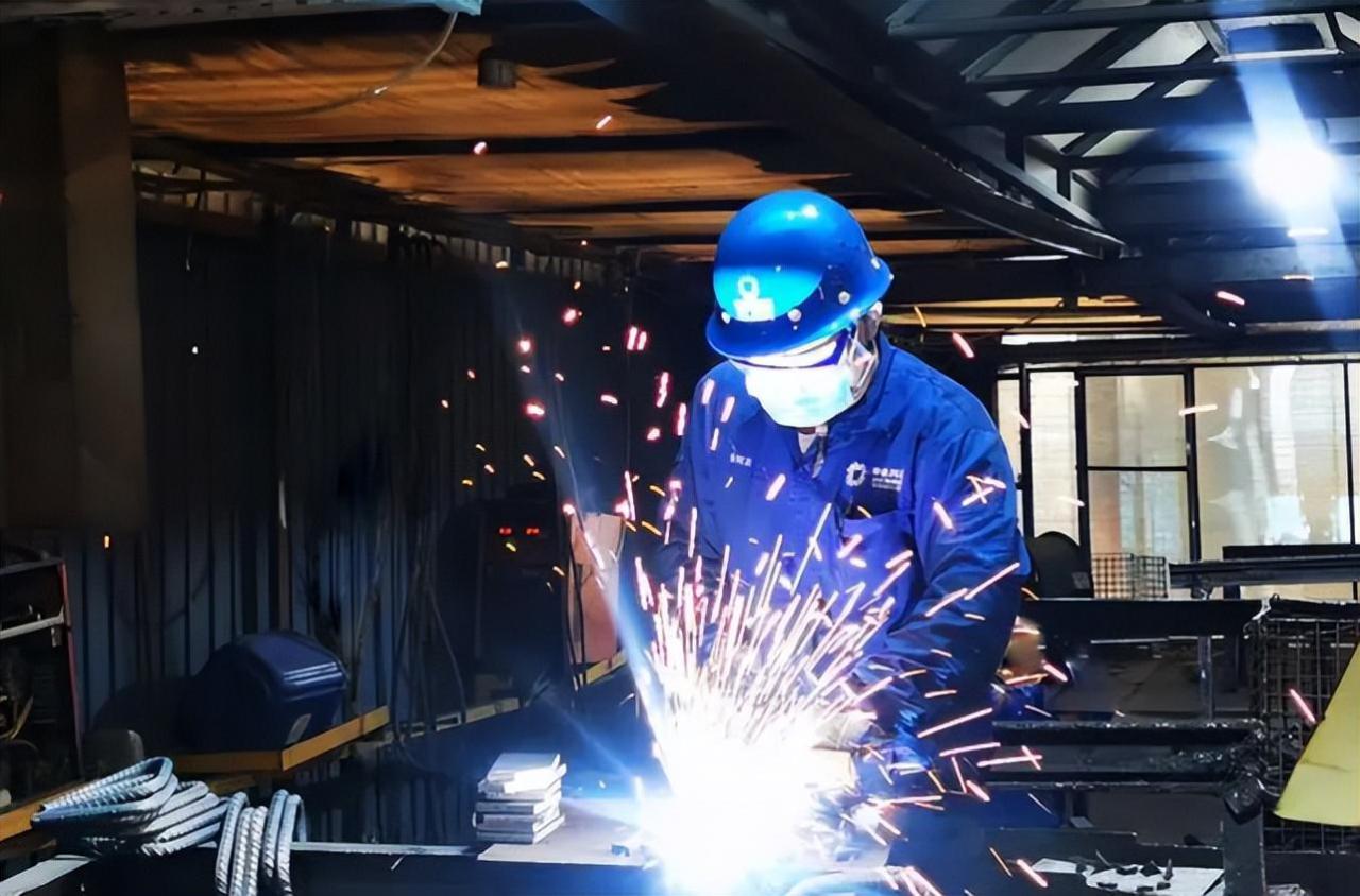 红帽子白帽子黄帽子蓝帽子区别(工地安全帽颜色代表什么身份)-