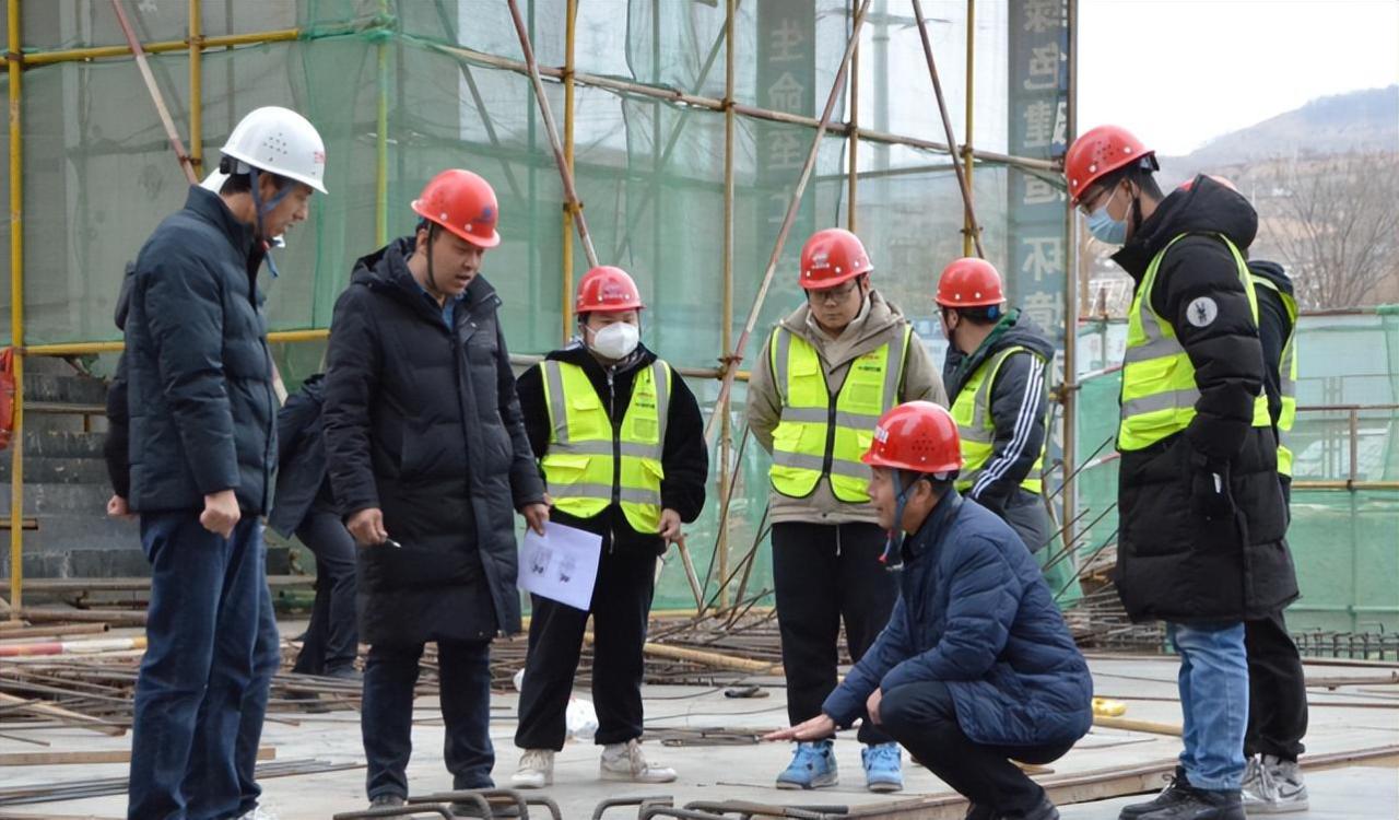 红帽子白帽子黄帽子蓝帽子区别(工地安全帽颜色代表什么身份)-