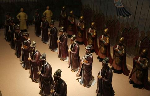 古代上朝为什么只有清朝百官要下跪?