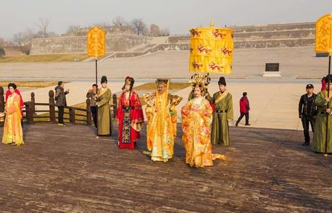 古代上朝为什么只有清朝百官要下跪?