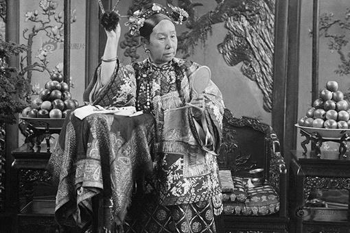 慈禧方便时旁边站个宫女口里面喊水是要干什么?