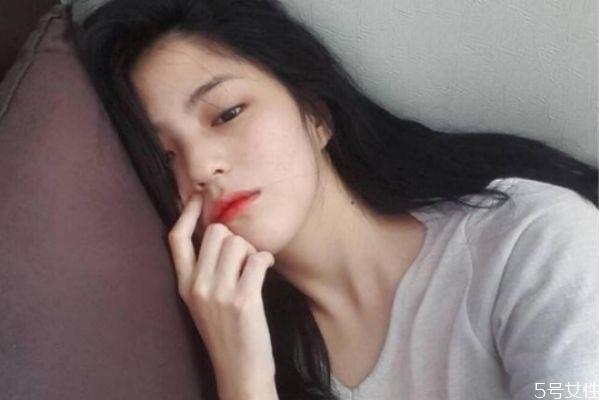 女朋友好几个小时不回消息 女朋友敷衍聊天表现 女朋友好几个小时不回消息 女朋友敷衍聊天表现