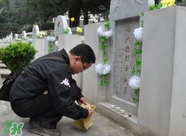 母亲节能扫墓吗？母亲节给母亲上坟合适吗？