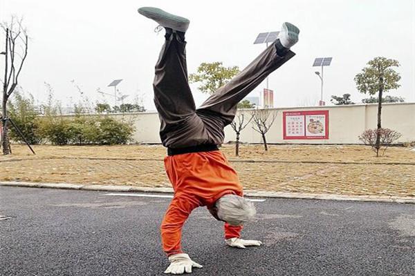 倒立是早上好还是晚上好 倒立能练腹肌吗