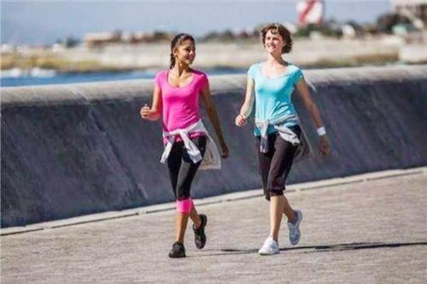 快走和慢跑哪个减肥效果好 快走一小时消耗多少卡路里 快走和慢跑哪个减肥效果好 快走一小时消耗多少卡路里