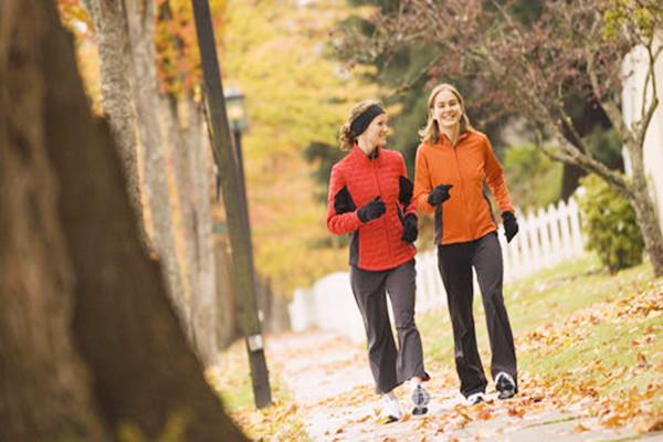 快走和慢跑哪个减肥效果好 快走一小时消耗多少卡路里 快走和慢跑哪个减肥效果好 快走一小时消耗多少卡路里