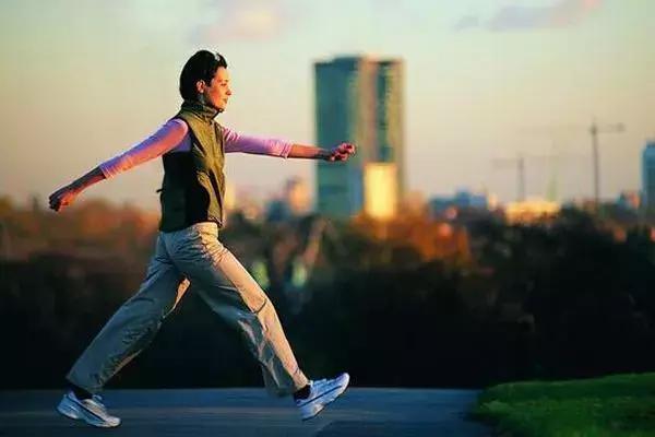 快走和慢跑哪个减肥效果好 快走一小时消耗多少卡路里 快走和慢跑哪个减肥效果好 快走一小时消耗多少卡路里