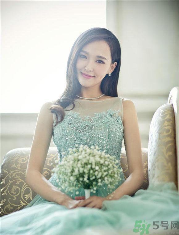 黑色的长粗眉使整个脸型更加精致和小巧,红润的脸妆和粉嫩的裸妆唇,为妆容的甜美度加分。黑色的粗眼线和卷翘的睫毛让眼睛更灵动有神。 黑色的长粗眉使整个脸型更加精致和小巧,红润的脸妆和粉嫩的裸妆唇,为妆容的甜美度加分。黑色的粗眼线和卷翘的睫毛让眼睛更灵动有神。