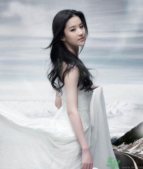 北电校花-刘亦菲 北电校花-郑爽 北电校花-古力娜扎 北电校花-景甜 北电校花-景甜 中戏校花-章子怡 中戏校花-唐嫣 中戏校花-胡静 中戏校花-曾黎 1、首先将少量粉底液涂在脸上,当粉底和肌肤融合后,再上第二层粉底液,这样更能够遮盖瑕疵。 1、如果要呈现完美的底妆裸妆感,要先检视个人的肌肤状况,如果你的肌肤状况是属于毛孔粗大肌肤,可以先使用毛孔类的遮瑕产品,让毛孔变得不明显。 1、另外要让肌肤呈现自然的透亮感,妆前修饰乳绝对是关键,之后再通过不同色调粉底乳调整肤色,让肤色更为白皙。 1、高光要选择颜色比肤色略白的米色会看起来比较自然,额头少涂一些,T区高光的重点在鼻子上。 1、在鼻梁上打上白色高光粉会使鼻梁看起来变高,而且能在鼻子的两侧形成自然的阴影。 1、裸色系的妆容最能突显高级感。首先沿着睫毛根部描绘细细的眼线,搭配粘贴上下假睫毛。用高光粉涂抹内眼窝及眼头的C字区域,与眼头晕染到一起,能够自然而然地将面颊倒三角地带强调出来。 1、涂抹润泽的裸色唇膏,掩盖唇纹。淡雅的裸色系妆容突出高级感,精致纯粹、优雅迷人。唇色也选择裸色系色彩,令整个妆容看起来更加柔和。 1、用软硬适中的粉底刷来上粉底,粉底刷的弧度能够很好地与脸部贴和,使用量也能更好的被控制,令上妆效果细腻、均匀,同时又轻薄、贴合。使用略带珠光的蜜粉在全脸轻扫一遍,注意在眼睛下方也扫上,有遮盖眼袋及提亮的效果。 1、裸妆并不意味着可以完全忽略眼睛和双唇,用最能体现自然效果的色彩来修饰眼睛和双眸才是关键。至于眉毛,用透明睫毛膏轻轻修饰就好。 1、棕色系眼影最能自然衬托亚洲人的眼睛,在贴近睫毛处加重,然后向外渐渐晕开,是毫无夸张感的基本技法。用手指帮助晕开,更为自然。 1、睫毛膏一定不能忽略。准备大小不一的两支睫毛夹。先用大号的睫毛夹夹卷整个睫毛,再用小号的睫毛夹将眼角不易夹到的睫 北电校花-刘亦菲 北电校花-郑爽 北电校花-古力娜扎 北电校花-景甜 北电校花-景甜 中戏校花-章子怡 中戏校花-唐嫣 中戏校花-胡静 中戏校花-曾黎 1、首先将少量粉底液涂在脸上,当粉底和肌肤融合后,再上第二层粉底液,这样更能够遮盖瑕疵。 1、如果要呈现完美的底妆裸妆感,要先检视个人的肌肤状况,如果你的肌肤状况是属于毛孔粗大肌肤,可以先使用毛孔类的遮瑕产品,让毛孔变得不明显。 1、另外要让肌肤呈现自然的透亮感,妆前修饰乳绝对是关键,之后再通过不同色调粉底乳调整肤色,让肤色更为白皙。 1、高光要选择颜色比肤色略白的米色会看起来比较自然,额头少涂一些,T区高光的重点在鼻子上。 1、在鼻梁上打上白色高光粉会使鼻梁看起来变高,而且能在鼻子的两侧形成自然的阴影。 1、裸色系的妆容最能突显高级感。首先沿着睫毛根部描绘细细的眼线,搭配粘贴上下假睫毛。用高光粉涂抹内眼窝及眼头的C字区域,与眼头晕染到一起,能够自然而然地将面颊倒三角地带强调出来。 1、涂抹润泽的裸色唇膏,掩盖唇纹。淡雅的裸色系妆容突出高级感,精致纯粹、优雅迷人。唇色也选择裸色系色彩,令整个妆容看起来更加柔和。 1、用软硬适中的粉底刷来上粉底,粉底刷的弧度能够很好地与脸部贴和,使用量也能更好的被控制,令上妆效果细腻、均匀,同时又轻薄、贴合。使用略带珠光的蜜粉在全脸轻扫一遍,注意在眼睛下方也扫上,有遮盖眼袋及提亮的效果。 1、裸妆并不意味着可以完全忽略眼睛和双唇,用最能体现自然效果的色彩来修饰眼睛和双眸才是关键。至于眉毛,用透明睫毛膏轻轻修饰就好。 1、棕色系眼影最能自然衬托亚洲人的眼睛,在贴近睫毛处加重,然后向外渐渐晕开,是毫无夸张感的基本技法。用手指帮助晕开,更为自然。 1、睫毛膏一定不能忽略。准备大小不一的两支睫毛夹。先用大号的睫毛夹夹卷整个睫毛,再用小号的睫毛夹将眼角不易夹到的睫