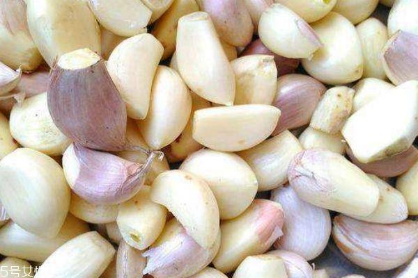 大蒜有什么作用呢 吃大蒜有什么好处呢