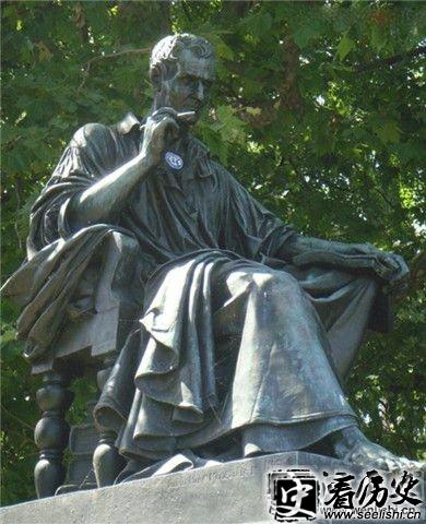 卢梭雕塑