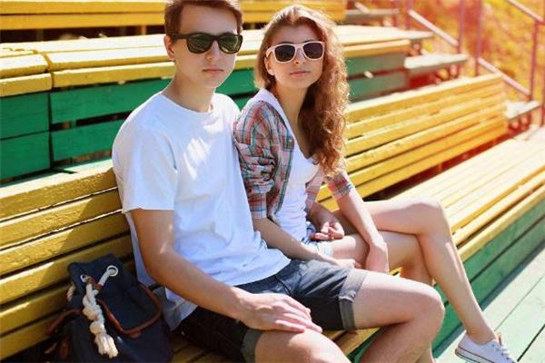 男友对闺蜜过于关心怎么办 男友很关心我闺蜜正常吗 男友对闺蜜过于关心怎么办 男友很关心我闺蜜正常吗