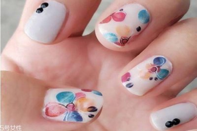 ​做一次美甲多少钱 做美甲光疗胶和芭比胶怎么选