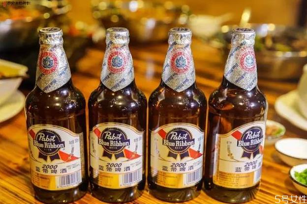 蓝带啤酒好喝吗 蓝带与百威哪个好喝 蓝带啤酒好喝吗 蓝带与百威哪个好喝