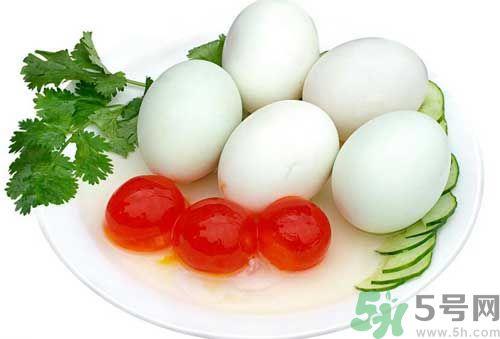 吃咸鸭蛋会上火吗?吃咸鸭蛋可以降火吗? 吃咸鸭蛋会上火吗?吃咸鸭蛋可以降火吗?