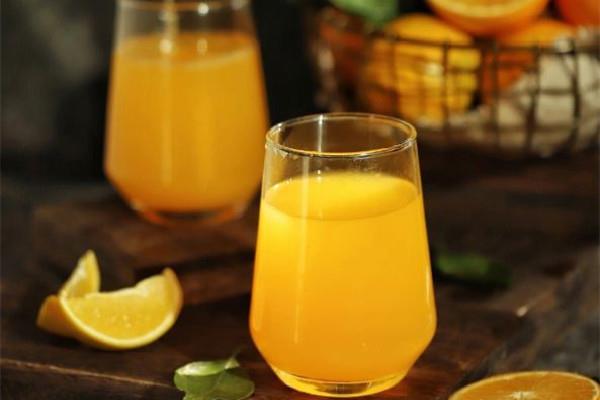 橙汁要用几个橙汁 橙汁可以用热水来榨汁吗 橙汁要用几个橙汁 橙汁可以用热水来榨汁吗