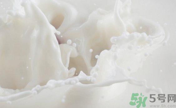 吃鳝鱼可以喝牛奶吗?鳝鱼能和牛奶一起吃吗? 吃鳝鱼可以喝牛奶吗?鳝鱼能和牛奶一起吃吗?