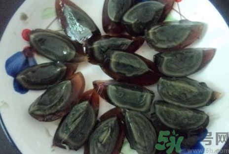 皮蛋可以和西红柿一起吃吗?皮蛋能和西红柿同吃吗? 皮蛋可以和西红柿一起吃吗?皮蛋能和西红柿同吃吗?