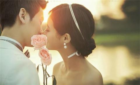 怎么逗女孩子开心套路,能逗女孩子开心的套路