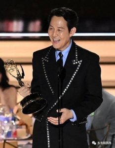 ​他和三星大boss前妻高调牵手走红毯，相恋8年不结婚，究竟是为什么？