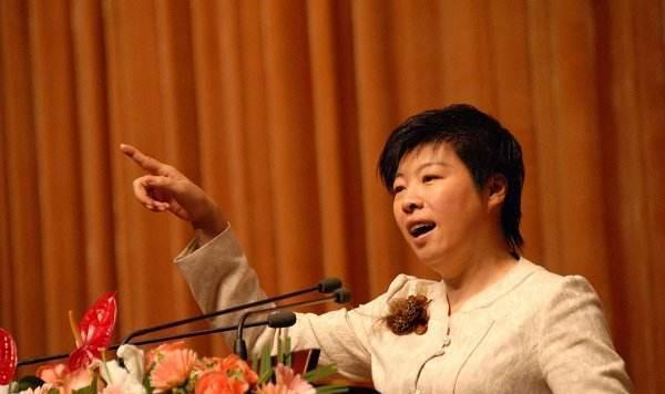 于丹从“文化教母”到被轰下台，她做了什么？老梁3字一针见血