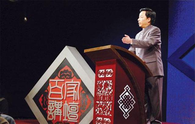 于丹从“文化教母”到被轰下台，她做了什么？老梁3字一针见血