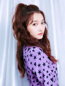 ​为什么关晓彤是女神？只因选对了发型，直发卷发编发都好看！