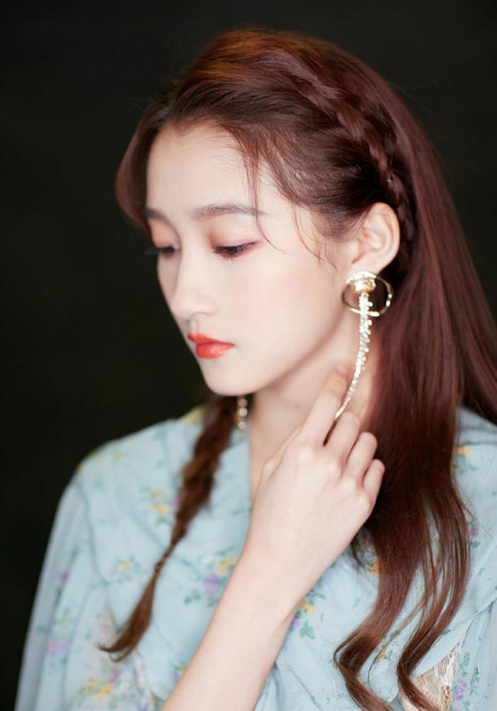 为什么关晓彤是女神？只因选对了发型，直发卷发编发都好看！