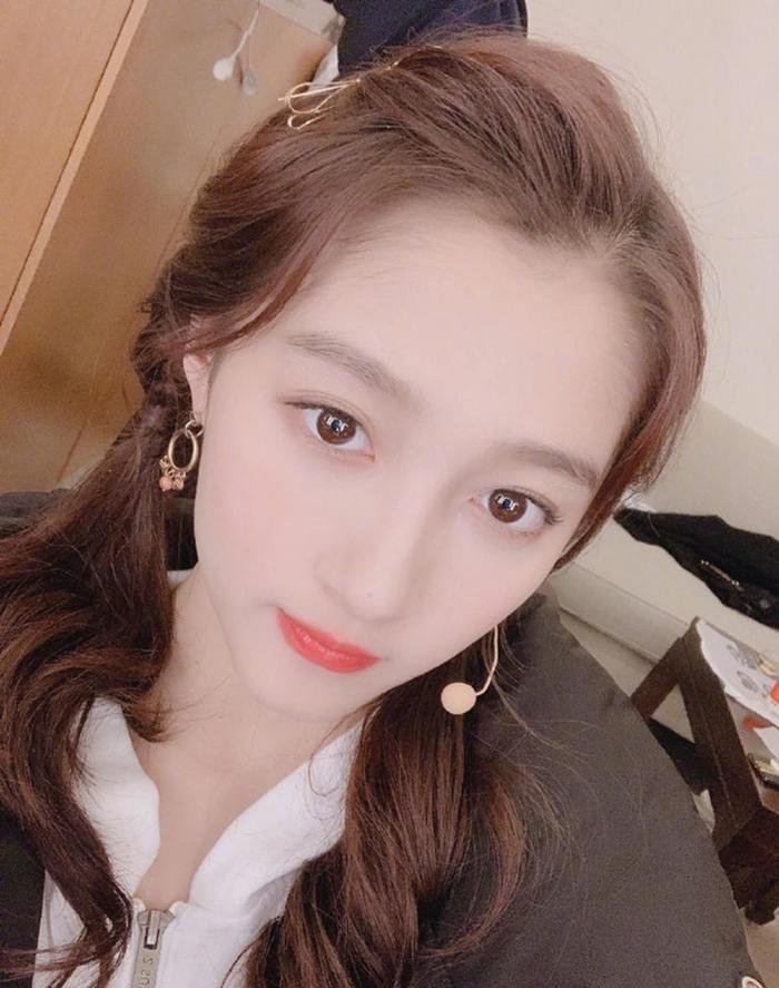 为什么关晓彤是女神？只因选对了发型，直发卷发编发都好看！