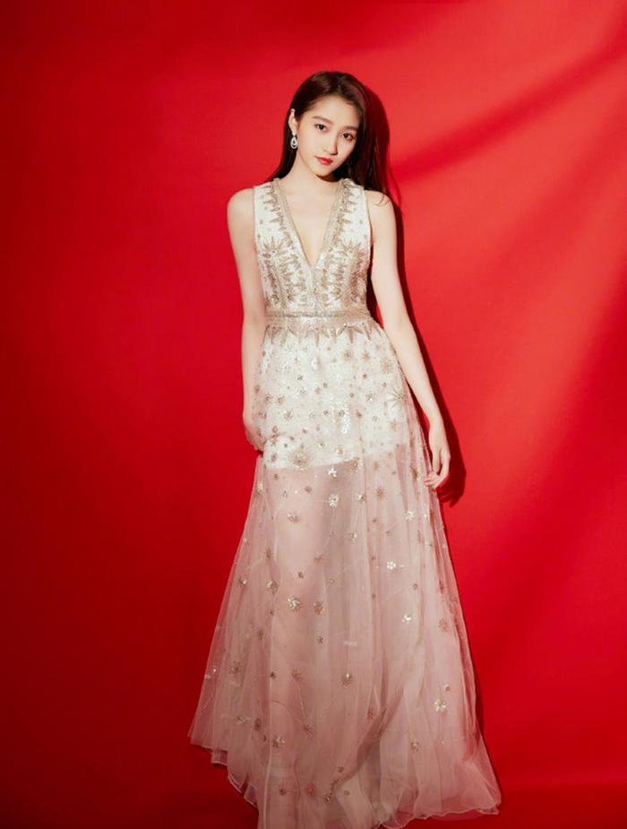 为什么关晓彤是女神？只因选对了发型，直发卷发编发都好看！